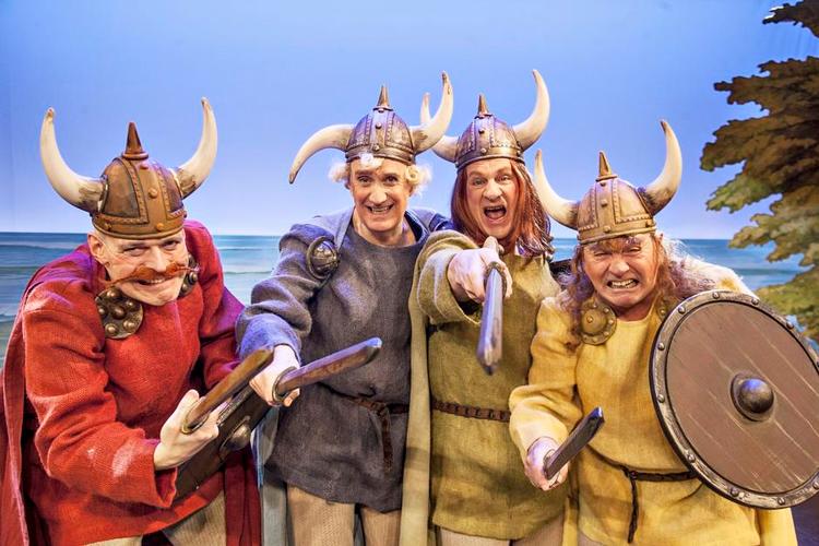 Seniorer. Niels Olsen, Søren Pilmark, Henrik Kofoed og Asger Reher har skruet tiden tilbage til Harald Blowtans tid - og jo, kvartetten kan sit kram, men pointerne i årets show går med ganstativ.