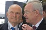 Volkswagens formand og patriark Ferdinand Piech (i baggrunden) distancerer sig åbenmundet fra bilkoncernens øverste chef, Martin Winterkorn, (th.) 