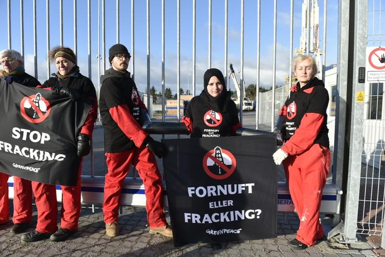 Aktion. Greenpeace laver i dag aktion mod nordjysk skifergasboring. Blandt andet ved at lænke sit til hegnet ved borestedet. 
