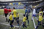 grusbane. Ingen af holdene turde satse på at køre bolden langs med den elendige baneoverfladen på Brøndby stadion. 