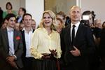 Her lytter Helle Thorning-Schmidt til talerne med sin mand Stephen Kinnock. 