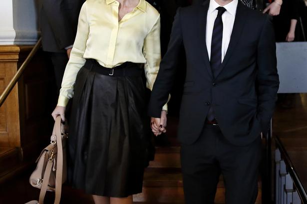 Statsministeren ankom hånd i hånd med sin mand Stephen Kinnock. 