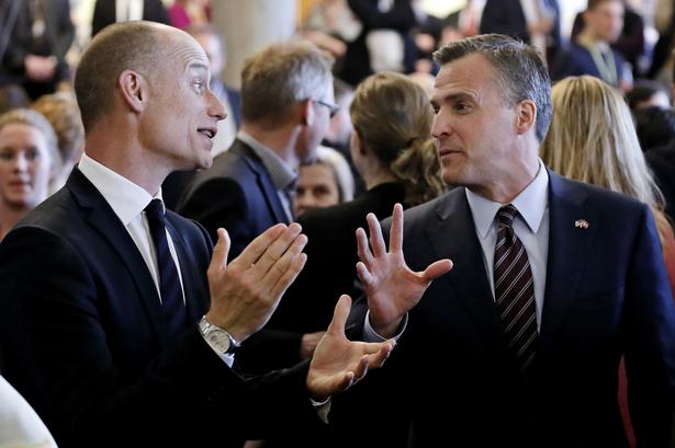 Stephen Kinnock og den amerikanske ambassadør Rufus Gifford. 