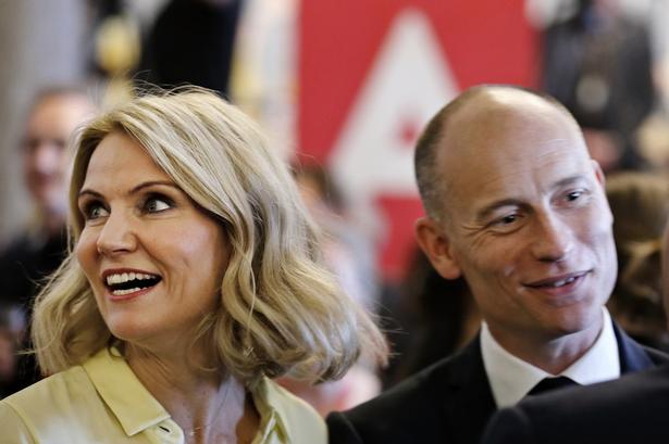 En glad statsminister Helle Thorning-Schmidt med sin mand Stephen Kinnock ved receptionen i Fællessalen på Christianborg. 
