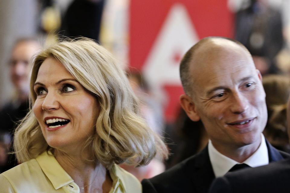 En glad statsminister Helle Thorning-Schmidt med sin mand Stephen Kinnock ved receptionen i Fællessalen på Christianborg. 