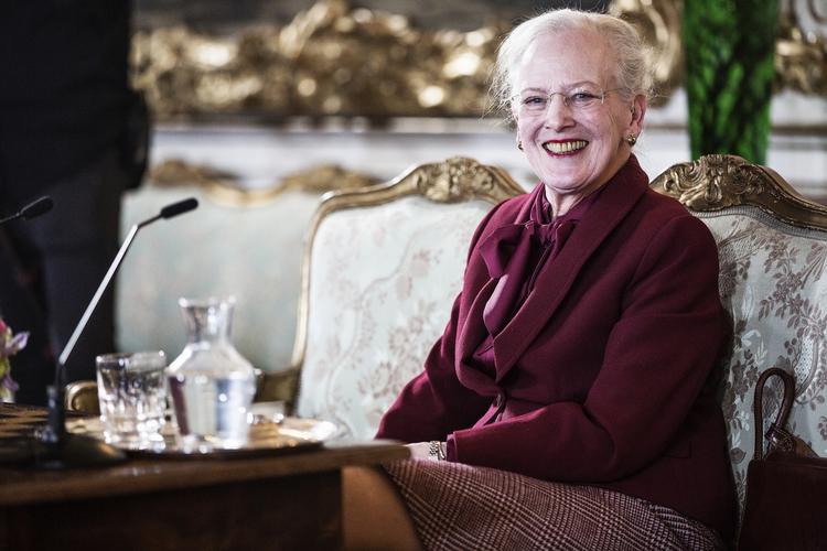 pressemøde. I anledning af dronningens fødselsdag havde kongehuset i dag indkaldt til pressemøde i Havesalen på Fredensborg Slot. 