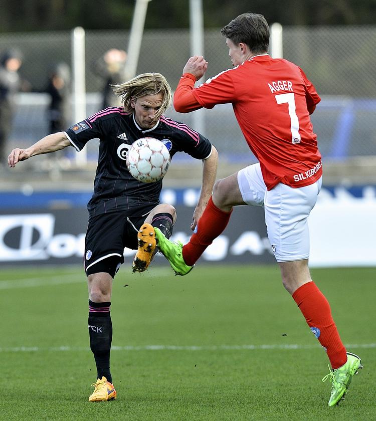 Nærkamp. FC københavns Christian Poulsen og Nicolaj Agger fra Silkebrog IF i duel. 