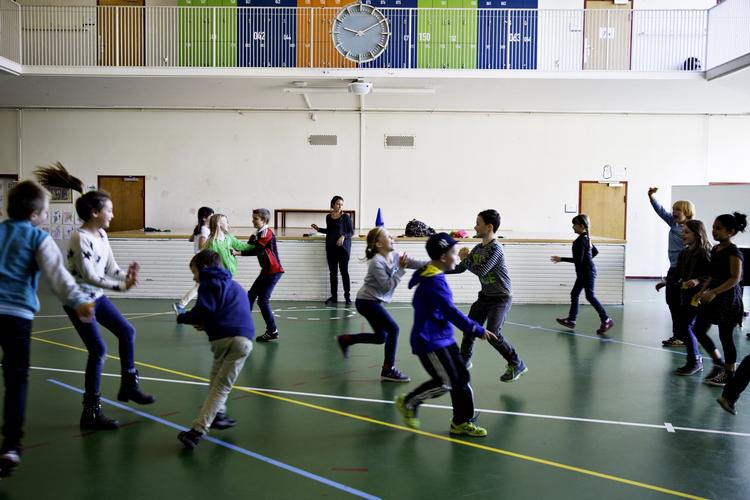 bevægelse. Sammen med TrygFonden er Dansk Skoleidræt gået sammen om et nyt projekt med navnet 'Sunde Børn Bevæger Skolen'. 