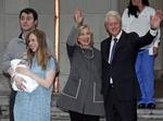 Familiebillede. Hillary Clinton sammen med ægtemanden Bill og datteren Chelsea med gemalen Marc. 