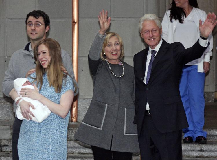 Familiebillede. Hillary Clinton sammen med ægtemanden Bill og datteren Chelsea med gemalen Marc. 