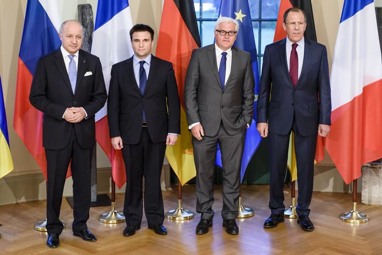 Østukraine. Ifølge den tyske udenrigsminister, Frank-Walter Steinmeier, er der enighed om at fjerne kampvogne fra frontlinjen i Østukraine. 