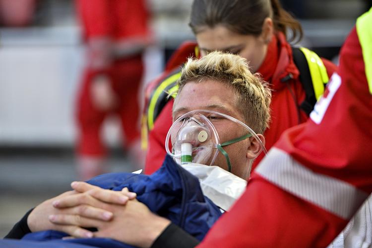 PAUSE. FCK's Andreas Cornelius blev båret fra banen mandag aften, og det varer længe, før han atter kom til at være sit holds trussel i front. 