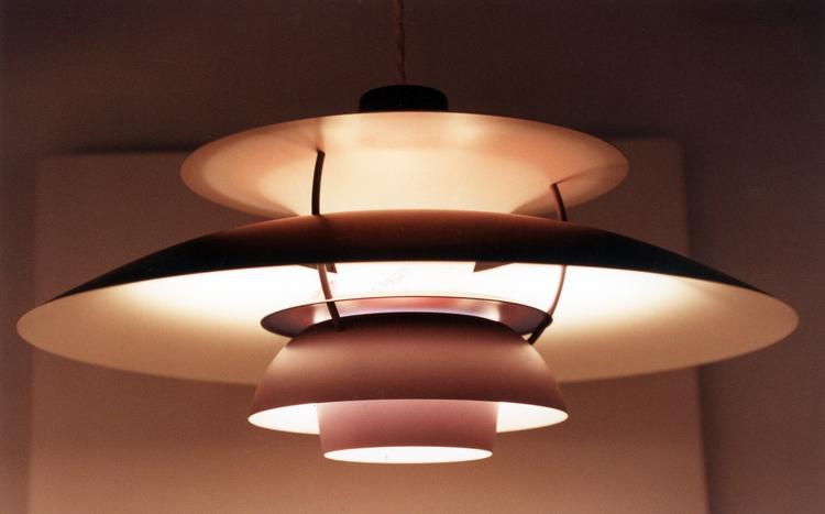 Fængsel. Tre forretningsmænd skal i fængsel, fordi de over internettet har solgt et stort antal kopier af danske design-klassikere som lamper fra PH og design fra Arne Jacobsen. (Arkivfoto) 