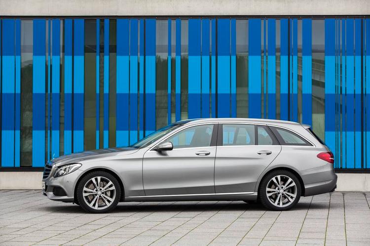 praktisk. Den ’lille’ Mercedes C-klasse har vokset sig ganske stor. Som stationcar er den en fin, men dyr familiebil. 