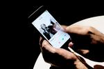 hvor er du? Kæreste søges, og på populære Tinder er det dyrere, hvis du er over 30. Kvinden på profilen er et modelbillede. 