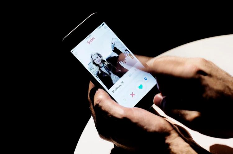 hvor er du? Kæreste søges, og på populære Tinder er det dyrere, hvis du er over 30. Kvinden på profilen er et modelbillede. 