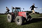 Iværksættere. Søren Iver Knudsen (th.) og Thor Martin Jensen har fået et legat til at føre deres visioner ud i livet. FarmBackup skal gøre det nemmere for landmænd at leje maskiner af hinanden. 