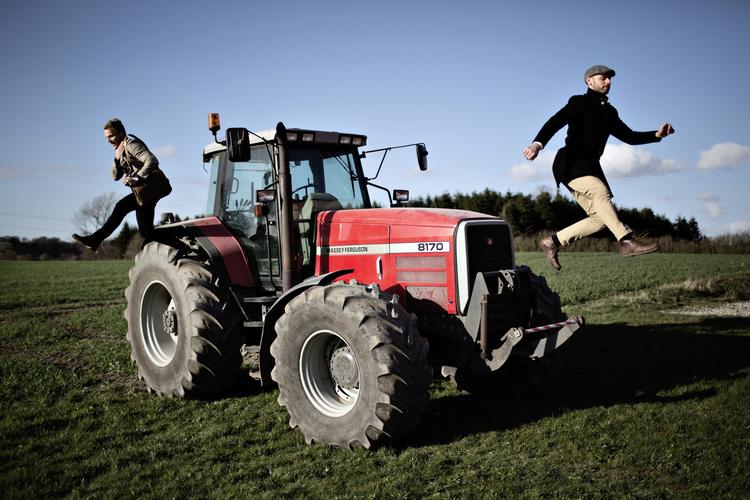 Iværksættere. Søren Iver Knudsen (th.) og Thor Martin Jensen har fået et legat til at føre deres visioner ud i livet. FarmBackup skal gøre det nemmere for landmænd at leje maskiner af hinanden. 
