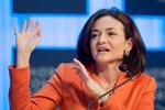 Moral. Sheryl Sandberg, topchef for Facebook er en af verdens mest indflydelsesrige kvinder og en rollemodel for andre kvinder. Men hun og Facebook handler dobbeltmoralsk, mener Annegrethe Rasmussen. Her taler Sandberg ved World Economic Forum, WEF, i Davos tidligere i år.-B 