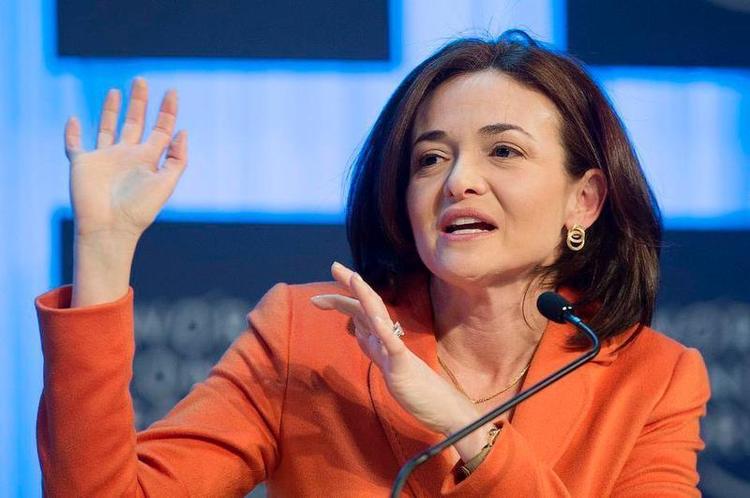 Moral. Sheryl Sandberg, topchef for Facebook er en af verdens mest indflydelsesrige kvinder og en rollemodel for andre kvinder. Men hun og Facebook handler dobbeltmoralsk, mener Annegrethe Rasmussen. Her taler Sandberg ved World Economic Forum, WEF, i Davos tidligere i år.-B 
