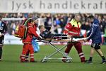 Pause. Andreas Cornelius havde åndsnærværelse nok til at vinke, da han blev kørt fra banen i Silkeborg med en brækket ankel. Angriberen er ude af spillet i et halvt år. 