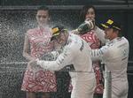 ordkrig. Lewis Hamilton (tv.) og hans holdkammerat Nico Rosberg er igen røget i totterne på hinanden. 