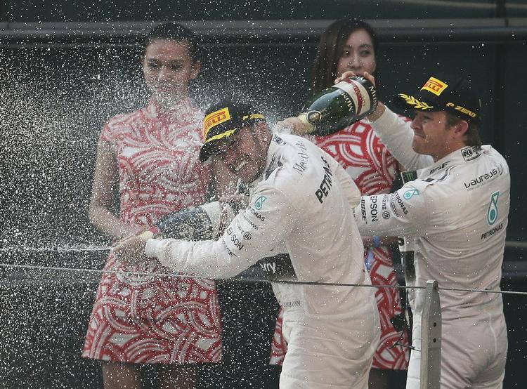 ordkrig. Lewis Hamilton (tv.) og hans holdkammerat Nico Rosberg er igen røget i totterne på hinanden. 
