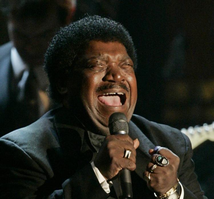 Soullegende. Percy Sledge har vundet adskillige priser for de 2 minutter og 53 sekunder, sangen 'When a man loves a woman' varer. I 2005 fik Percy Sledge en plads i rockens Hall of Fame. En plads, der særligt skyldtes de 2 minutter og 53 sekunder, 'When a man loves a woman' varer. I 2005 fik Percy Sledge en plads i rockens Hall of Fame. 