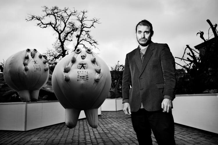 Fup. Den ene halvdel af The Yes Men, Mike Bannano, der i virkeligheden hedder Igor Vamos, fuppede under COP15 det meste af verden til at tro, at Canada ville være verdens nye klimaduks. 