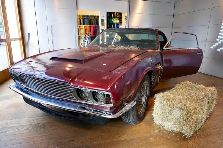 Forsømt. Der sidder stadig  halm under viskerne på denne forsømte Aston Martin DBS. Det forhindrede ikke en høj pris  på auktionen i aftes. 