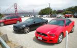 populær. Ford Mustang er en populær udlejningsbil i USA. Her har et par turister parkeret ved Golden Gate-broen i San Francisco. 