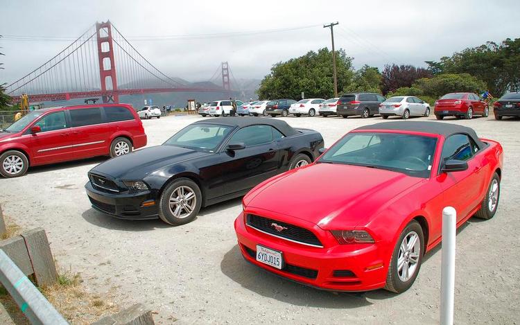 populær. Ford Mustang er en populær udlejningsbil i USA. Her har et par turister parkeret ved Golden Gate-broen i San Francisco. 