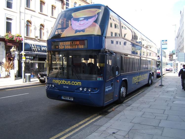 slagtilbud. Selskabet Megabus begynder at køre i Tyskland til lavpris. Her er det en engelsk udgave af bussen. 