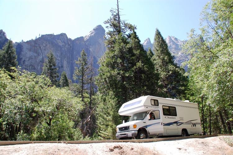 naturtæt. Med et motorhome kan man rulle ud og nyde naturen i USA helt tæt på som her i Yosemite-parken i Californien. 