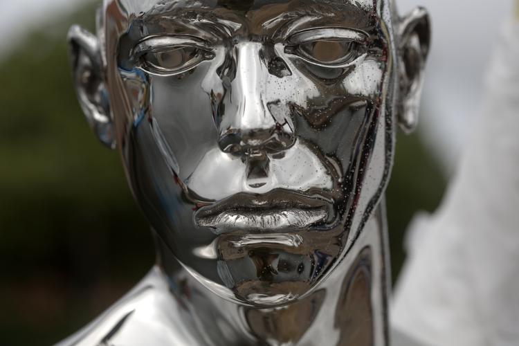 Hanfrue. Elmgreen &amp; Dragsets 'Han' havde en svær fødsel. 