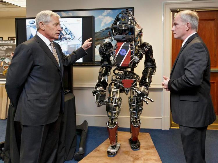 teknologi. Mange moderne digitale hjælpe-midler har deres udspring i det amerikanske militær. Her viser ingeniør Brad Tousley den tidligere forsvarsminister Chuck Hagel (tv.) en robot, der skal hjælpe sårede soldater ud af krigszoner. Foto: J.S. Applewhite/AP 
