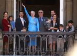 Hyldest. Sådan så det ud, da den kongelige familie indtog Amalienborgs balkoner, da dronningen fyldte 70 år. Siden da er hele tre børnebørn blevet tilføjet til dronningens familie, nemlig prins Vincent og prinsesserne Josephine og Athena. 