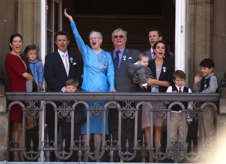 Hyldest. Sådan så det ud, da den kongelige familie indtog Amalienborgs balkoner, da dronningen fyldte 70 år. Siden da er hele tre børnebørn blevet tilføjet til dronningens familie, nemlig prins Vincent og prinsesserne Josephine og Athena. 