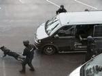 INDSATS. Det gik hurtigt, da indsatsstyrker fra Københavns Politi iført skudsikre veste og med automatvåben og hunde stormede det sted, de to eftersøgte skjulte sig i. 