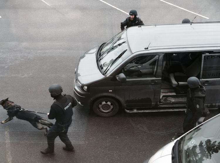 INDSATS. Det gik hurtigt, da indsatsstyrker fra Københavns Politi iført skudsikre veste og med automatvåben og hunde stormede det sted, de to eftersøgte skjulte sig i. 