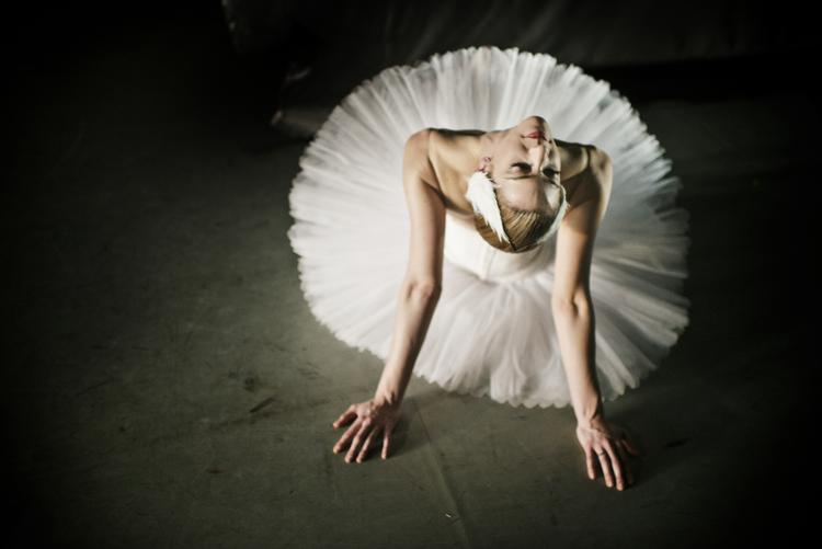 Live. Transmissionen af 'Svanesøen' skal give biografgængerne følelsen af at være der selv. Her er det balletdanser Holly Jean Dorger, der er aktuel i forestillingen. 