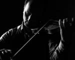 sommerfuglestøv. Den dansk-slovakiske violinist Peter Spissky børster støvet af Vivaldis sommerfuglevinger. 