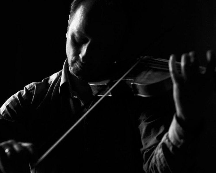 sommerfuglestøv. Den dansk-slovakiske violinist Peter Spissky børster støvet af Vivaldis sommerfuglevinger. 