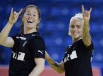 ligabold. Mette Gravholt (tv.) og Kristina Kristiansen bliver de store stjerner på Nykøbing-holdet, der også i næste sæson spiller i ligaen. 