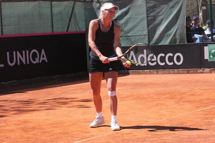 fed cup. Under lidt mere ydmyge forhold, end hun er vant til, sikrede Caroline Wozniacki en sejr til Danmark over Algeriets Ines Ibbou. 