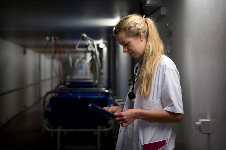 Orlov. 24-årige Clara Barfod Parellada er lægestuderende. Hun har taget orlov for at påtage sig et lægevikariat på Nykøbing Falster Sygehus’ akutafdeling i fem måneder. Vikariat giver hende mere erfaring 