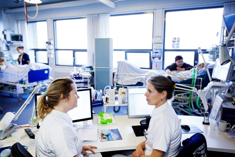 Mening. For sygeplejerske Birgitte Engstrøm (th) er meningen med arbejdet et væsentligt motiv for at møde på Rigshospitalet. 