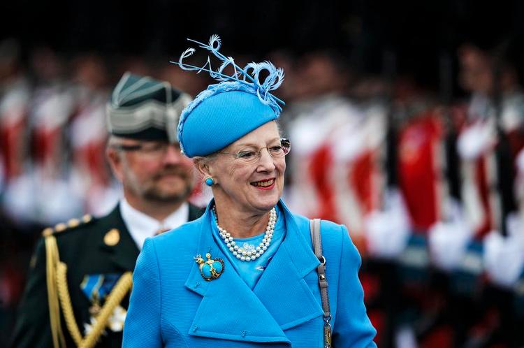 Fødselsdag. »Dronning Margrethe kan fejre sine 75 år i dag med bevidstheden om, at det er lykkedes at gøre kongehuset til en levende del af det moderne danske folkestyre«, skriver Bo Lidegaard. 