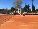 Anderledes. Caroline Wozniacki er vant til at spille på verdens største arenaer. Der er noget anderledes forhold, når landsholdet spiller kampe i den internationale 3. division. 