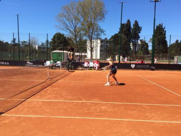 Anderledes. Caroline Wozniacki er vant til at spille på verdens største arenaer. Der er noget anderledes forhold, når landsholdet spiller kampe i den internationale 3. division. 